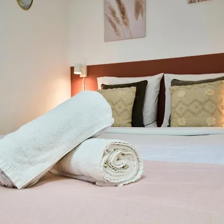 Large Between Train Station & Grand Place Appartement